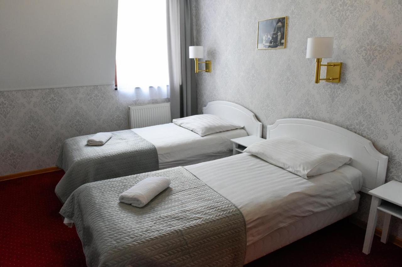 Dwor Ostoia Hotel Rymanów Exterior foto