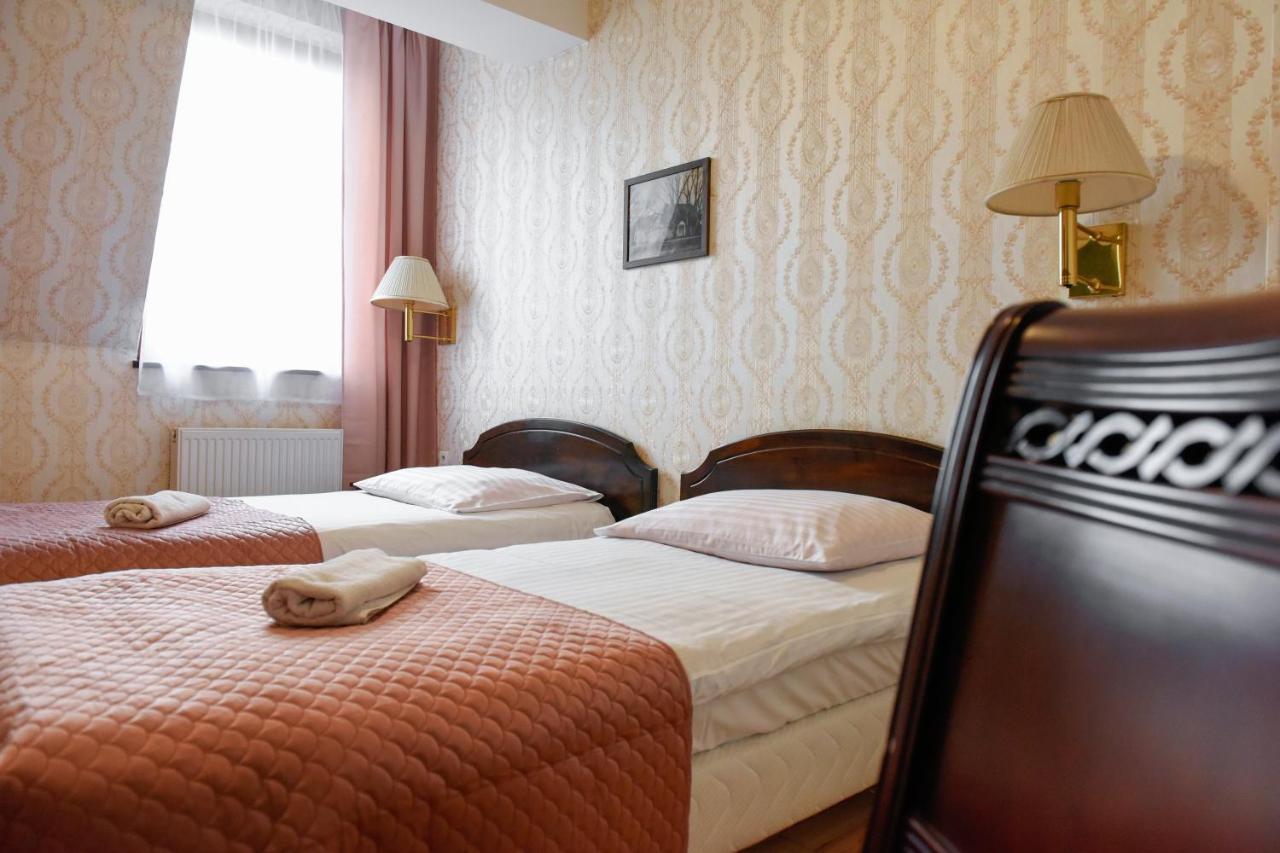 Dwor Ostoia Hotel Rymanów Exterior foto