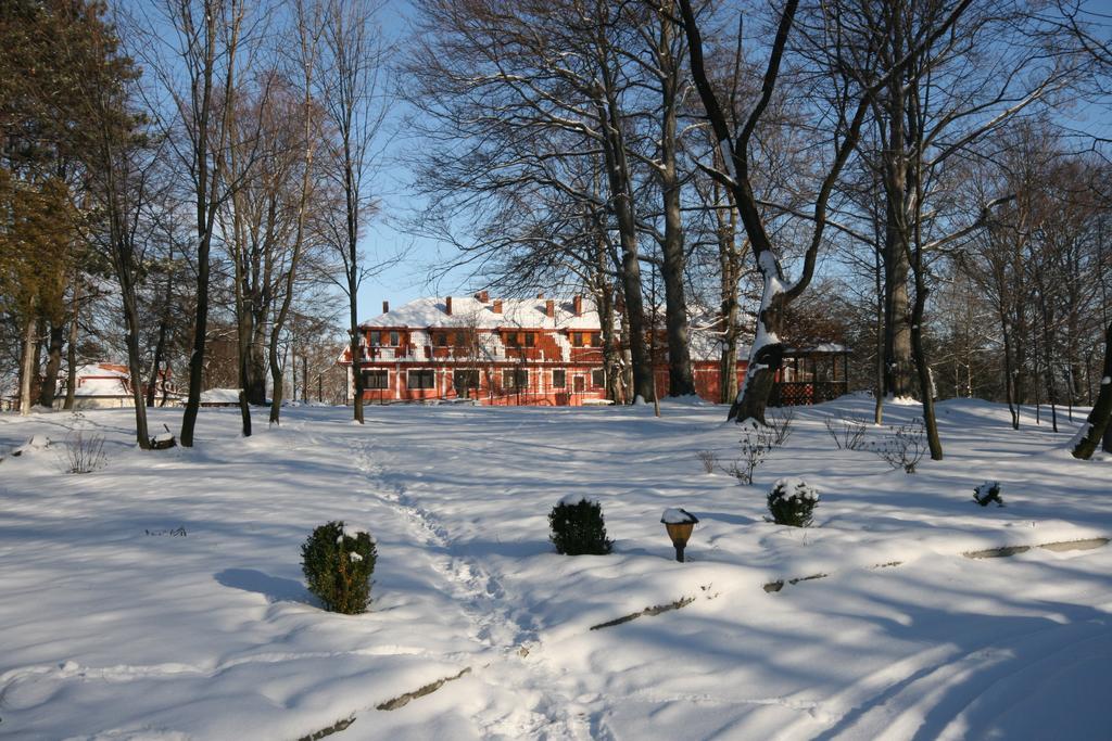 Dwor Ostoia Hotel Rymanów Exterior foto