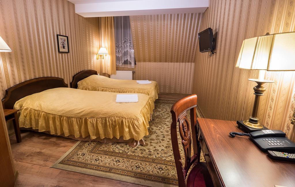 Dwor Ostoia Hotel Rymanów Exterior foto